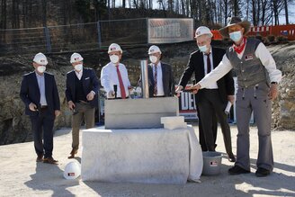 Erfolgreiche Grundsteinlegung für umfangreichen Klinikanbau